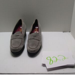 Munro Taupe Suede Loafers size 9.5 Chic taupe suede loafers by Munro.